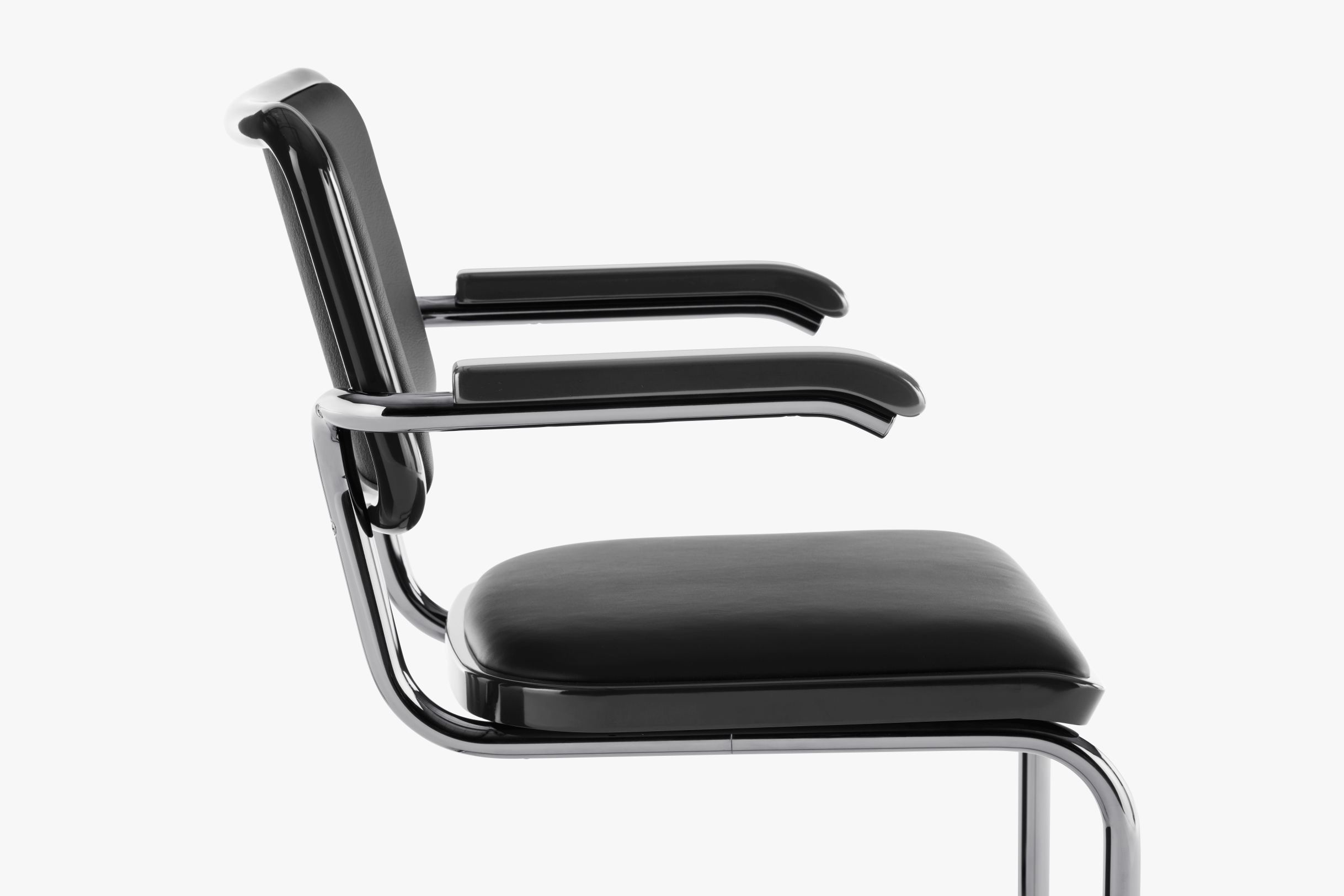 JS. Thonet S 64 P Freischwinger Stuhl mit schwarzem Leder und verchromtem Stahlrohr Gestell, Seitenansicht.