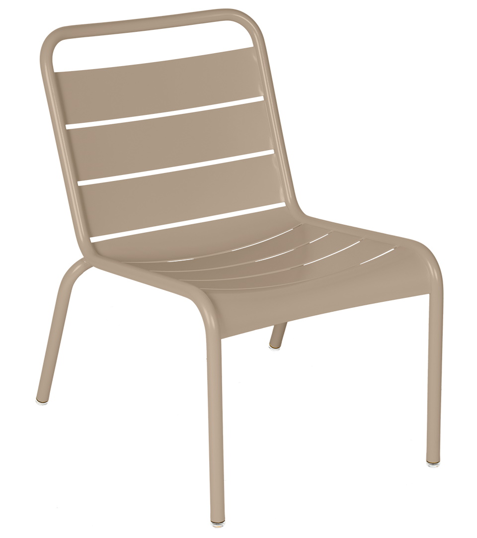 Luxembourg Stuhl von Fermob, ein beiger Outdoor Lounge Stuhl aus Metall mit Lattenmuster.