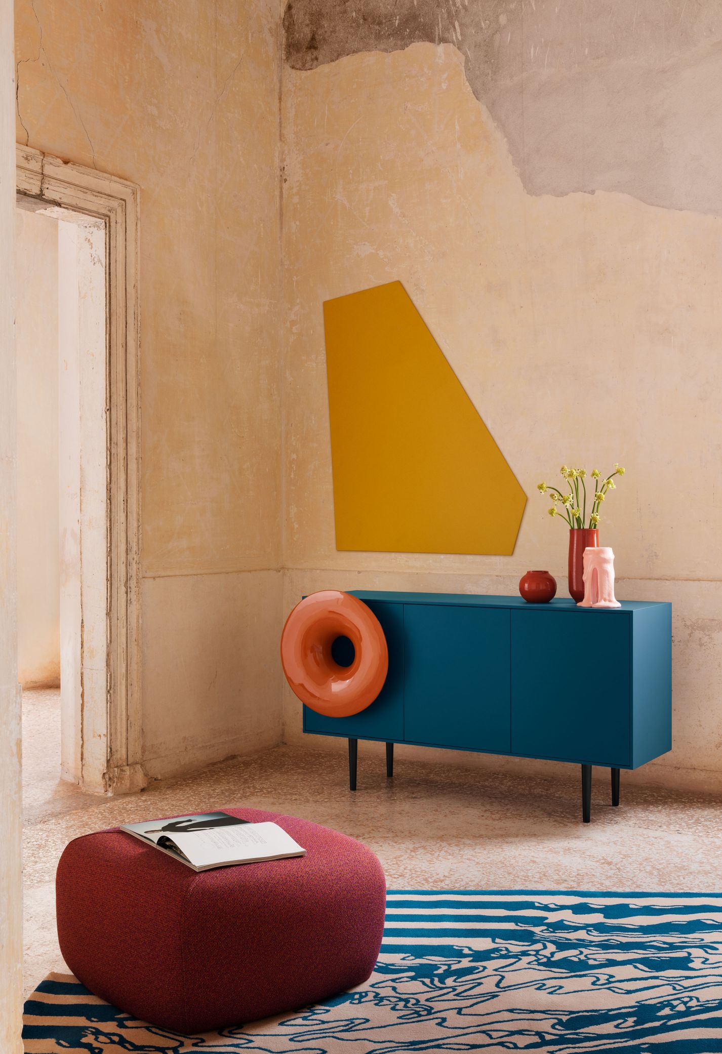 Blaue Caruso Anrichte von Miniforms mit Deko-Elementen in modernem Wohnraum. Design Anrichte für Wohnzimmer.