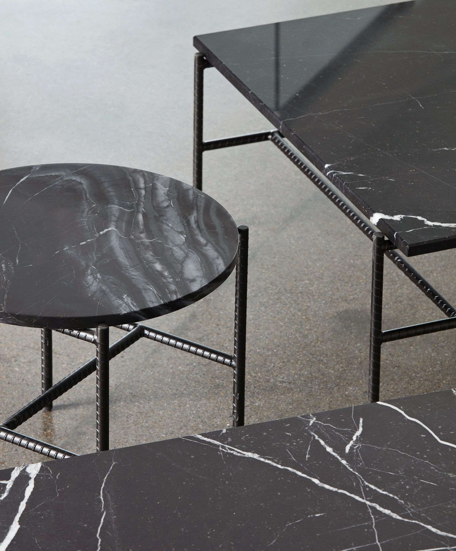 Hay Rebar Beistelltisch mit runder Marmorplatte und Stahlgestell, moderner Couchtisch für Wohnzimmer.