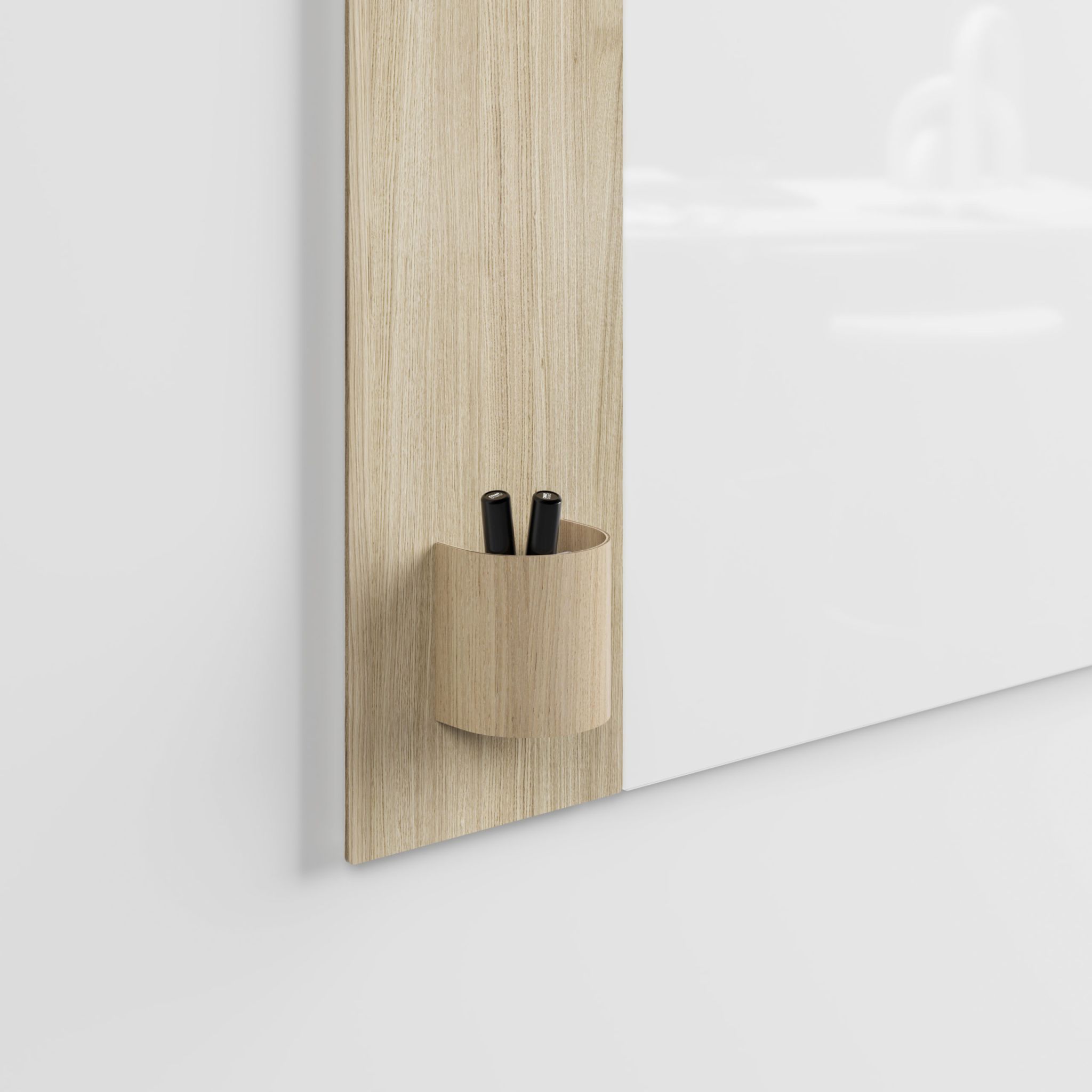 Detailaufnahme der Chat Board Classic Crafted Glastafel in Weiß mit Holzrahmen und Stifthalter.