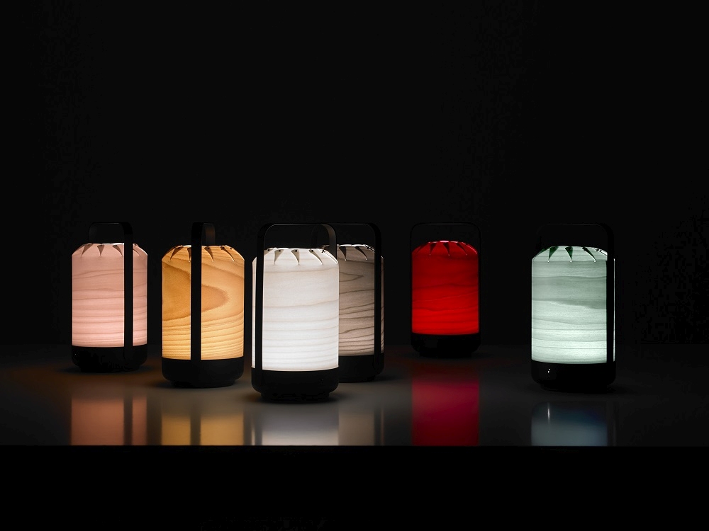 Chou Mini LED Akkuleuchten von LZF Lamps in verschiedenen Farben auf dunklem Untergrund.