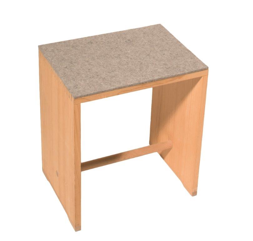 Ulmer Hocker mit hellgrauer Filzauflage. Die Sitzauflage ist 5 mm dick und meliert.