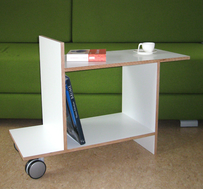 Freund Beistelltisch Tojo: Weißer, mobiler Beistelltisch aus Holz mit Ablage, Büchern und Tasse.
