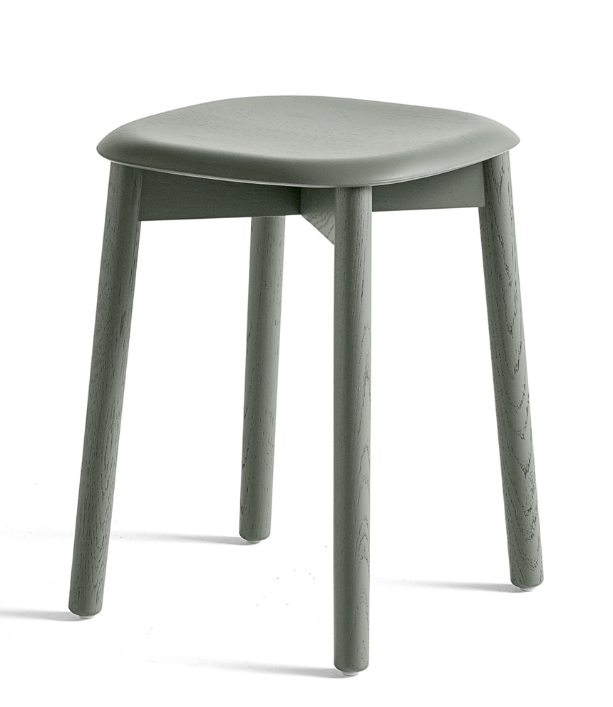 Grauer Soft Edge Hocker von Hay mit drei Beinen, ideal für Küche und Bar.