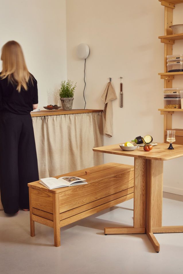 Helles Esszimmer mit Beam Wandregal und passendem Holztisch, Bank mit Buch und Regalen.