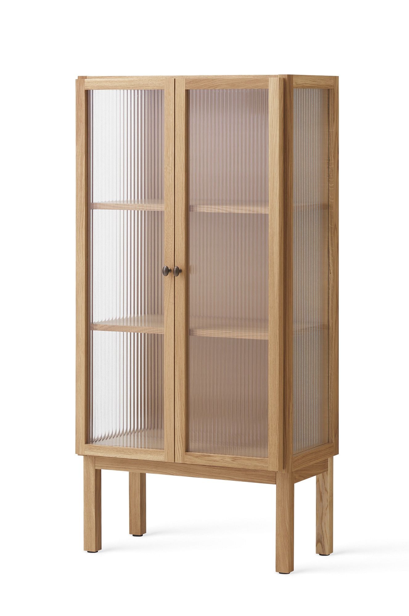 Audo Copenhagen Curiosity Schrank aus Eiche mit geriffelten Glastüren und Regalböden.