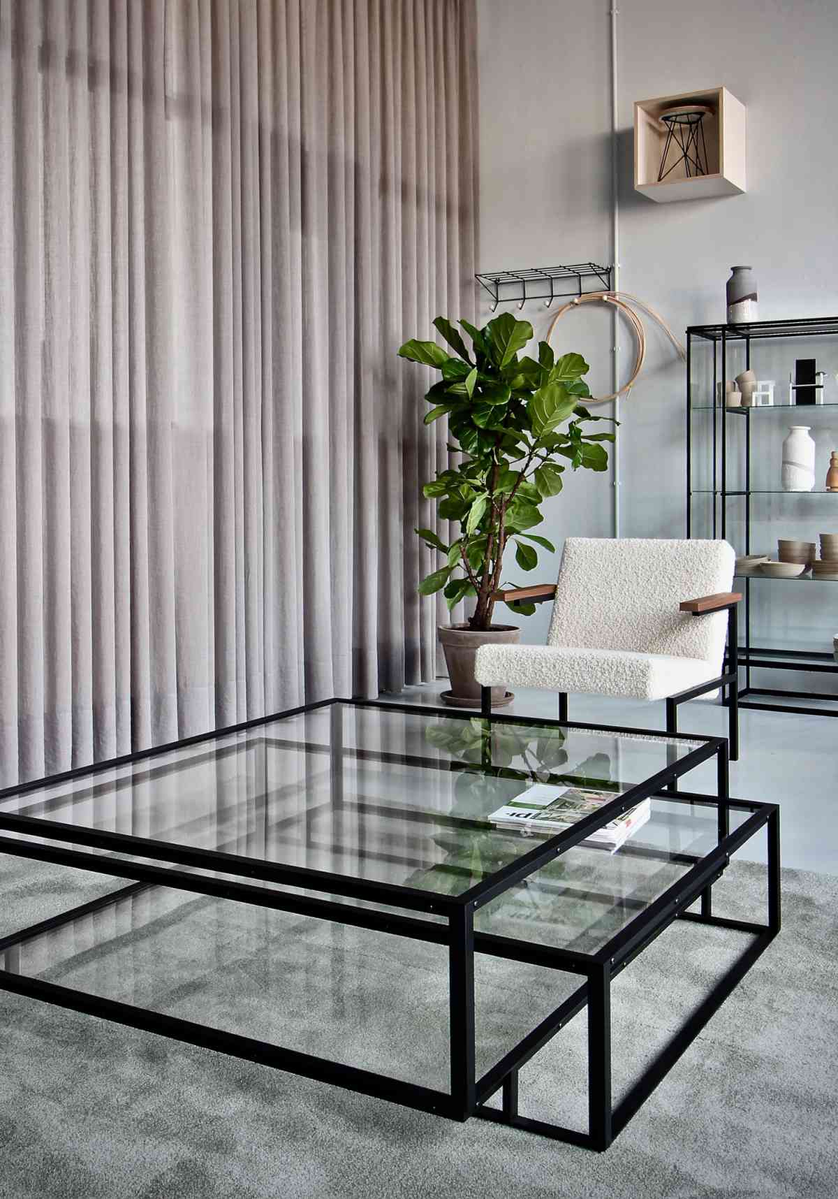 Tangled Square Couchtisch Spectrum aus Glas und schwarzem Metall im modernen Wohnzimmer Ambiente.