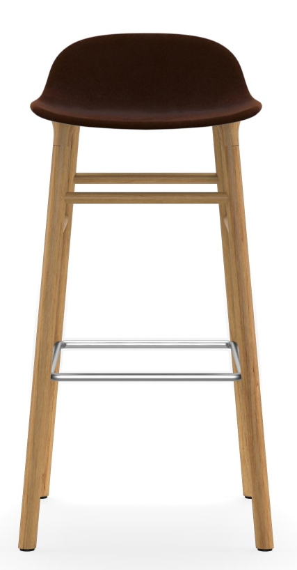 Normann Copenhagen Form Barhocker mit brauner Sitzfläche und hellem Holzgestell, Fußstütze aus Metall.