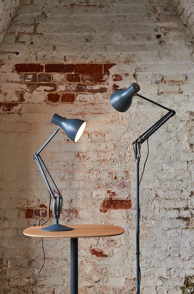Type 75 Anglepoise Tischleuchte in Schiefergrau, flexible Arbeitsplatzleuchte auf einem Holztisch und als Stehleuchte.