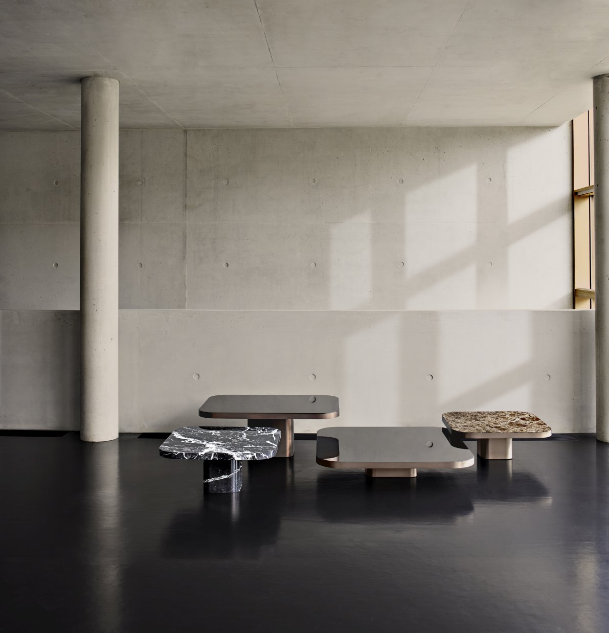 Verschiedene ClassiCon Bow Coffee Table Couchtische No. 6 aus Marmor und Glas in modernem Ambiente.