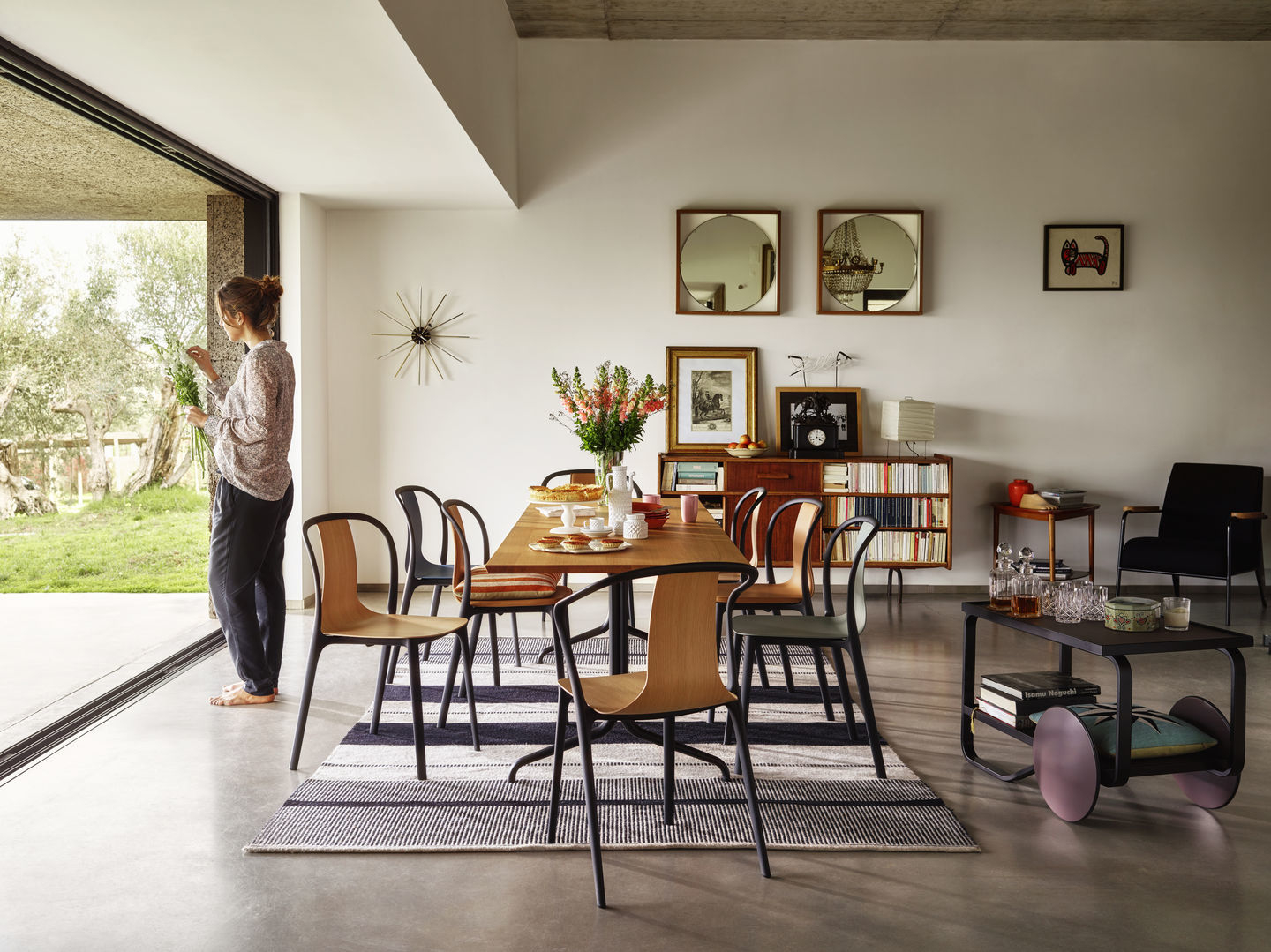 Esszimmer mit Belleville Armchair Stühlen von Vitra, Eiche dunkel und schwarzem Gestell.