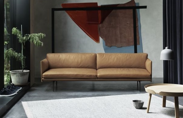 Helles Ledersofa im Wohnzimmer mit modernem Design und minimalistischer Einrichtung. Hochwertige Ledercouch für stilvolles Wohnen.