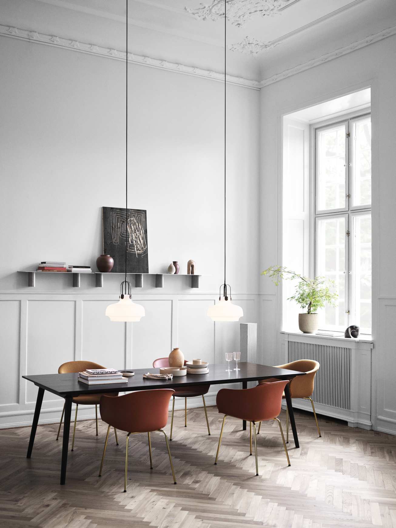 Esszimmer mit AndTradition Elefy Stuhl, gepolstert, mit Stahlrohrgestell in braun und gold.