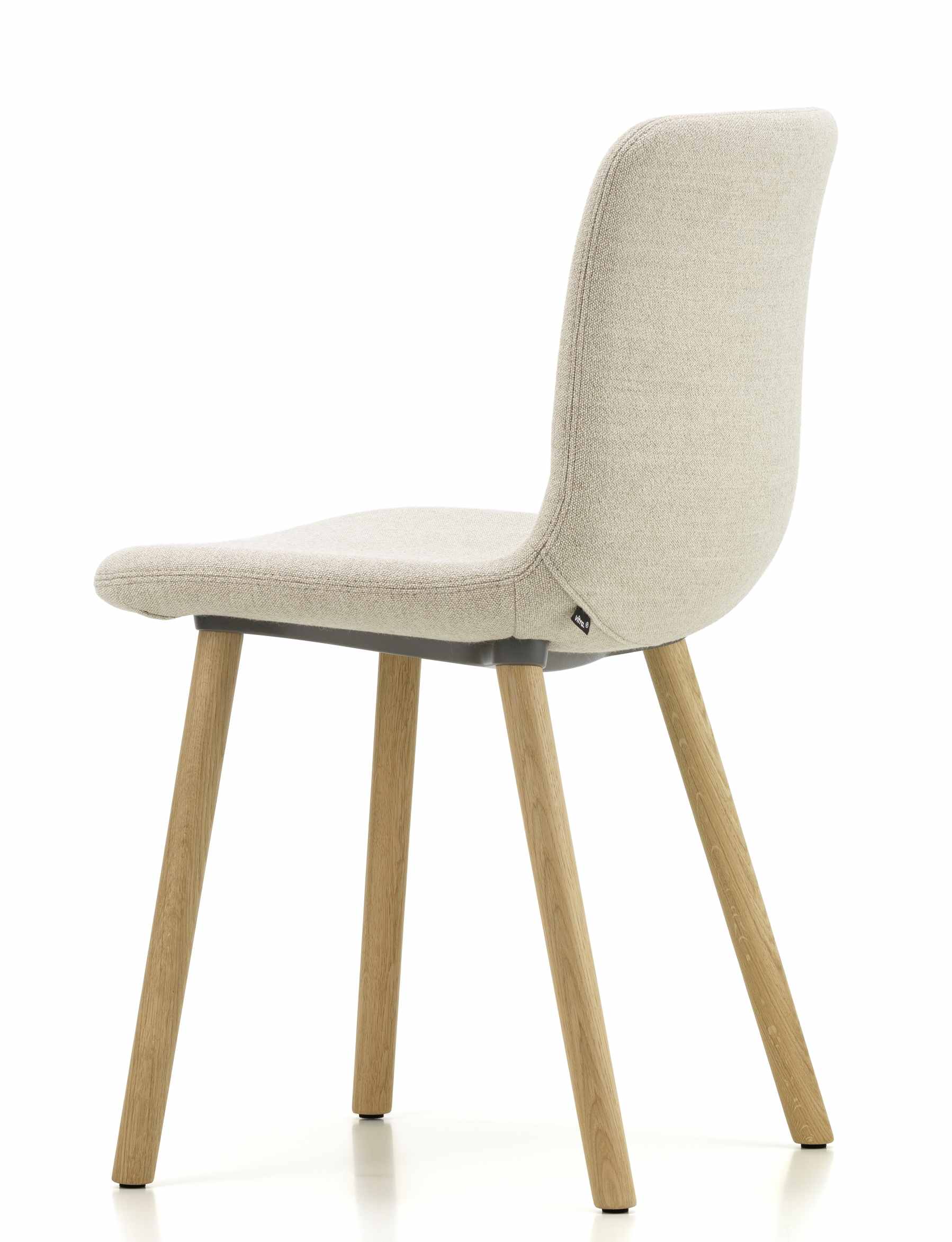 Vitra Hal Soft Wood Stuhl mit Stoffbezug in Beige und hellem Holzgestell von hinten.