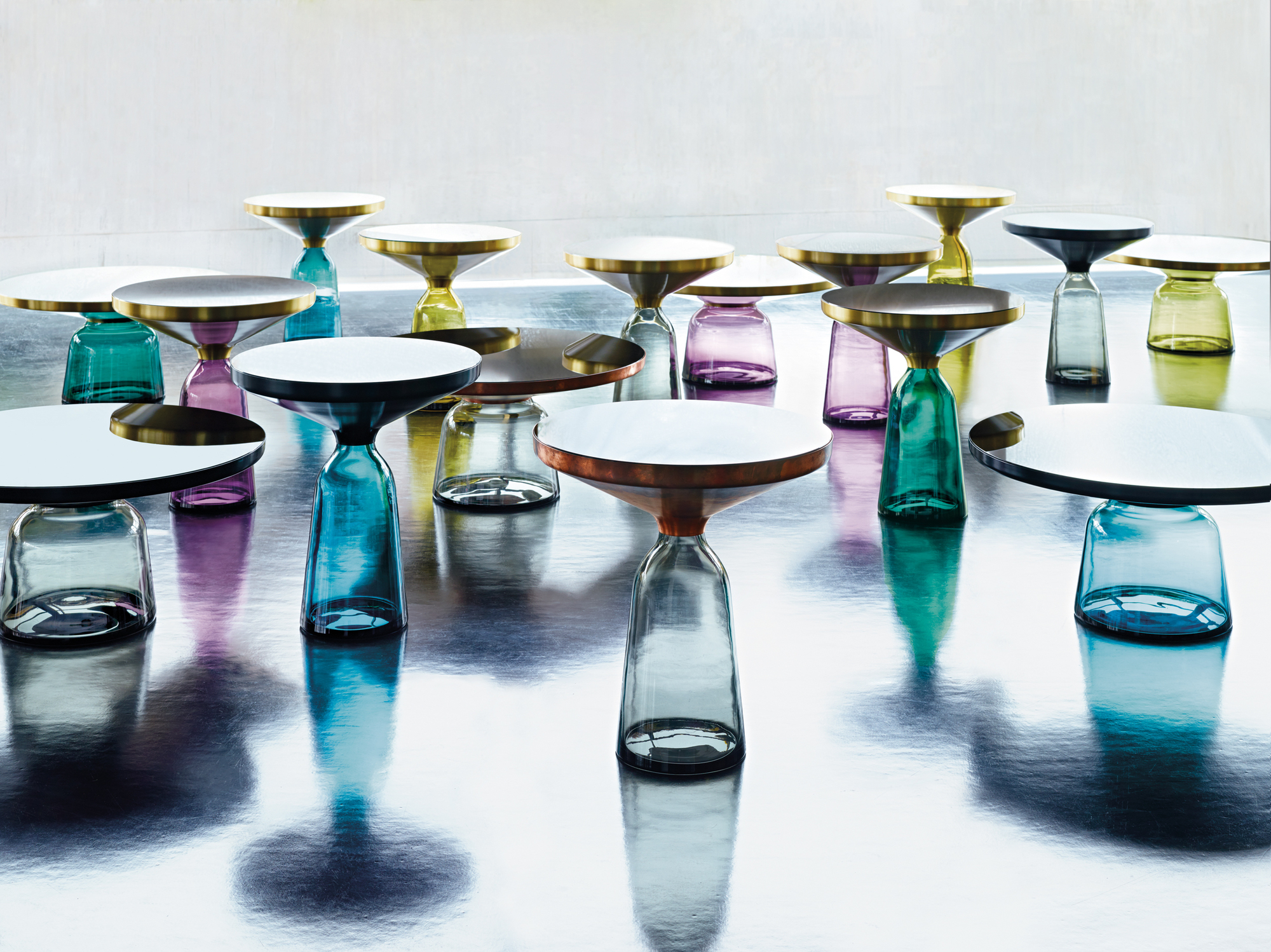 Viele ClassiCon Bell Side Table Beistelltische in verschiedenen Farben mit Stahl-Tischplatte.