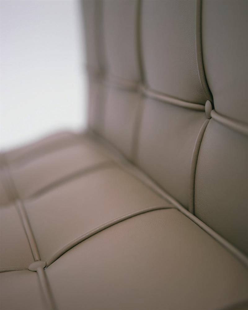 Detailaufnahme: Beige Lederpolsterung des Barcelona Sessel von Knoll International mit charakteristischer Rautensteppung.