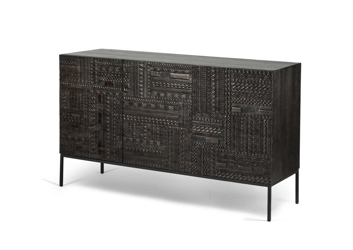 Tabwa Teak Anrichte von Ethnicraft mit dunklem Holz und ethnischen Mustern auf Metallbeinen.