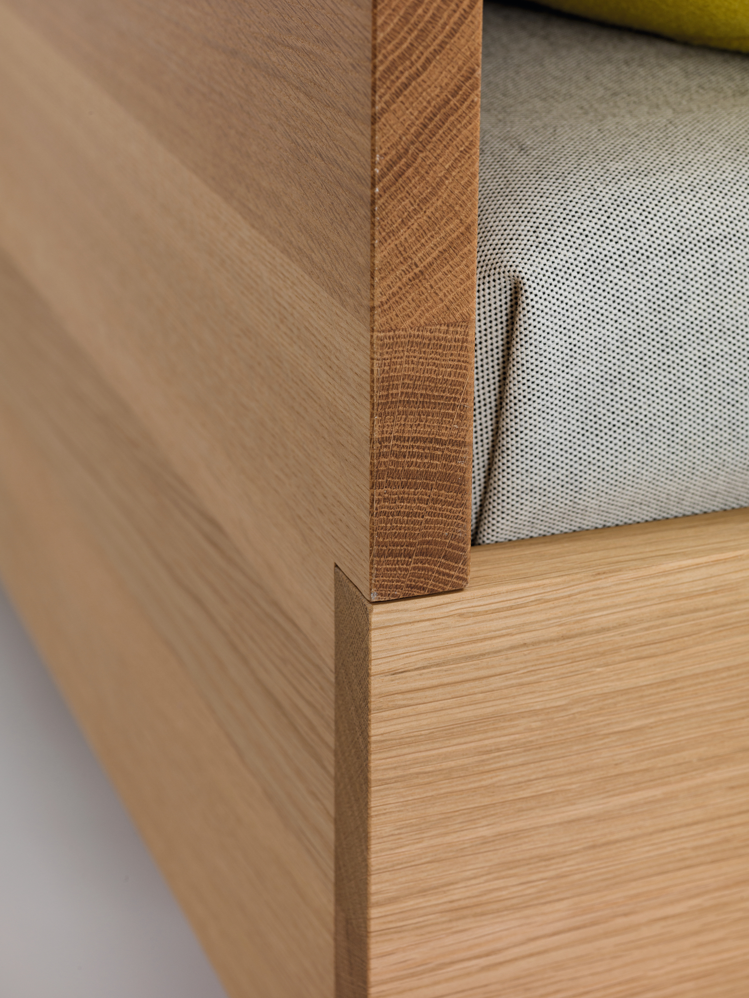 Detailaufnahme vom Simple Holzbett HI 79-160 (Zeitraum) mit sichtbarer Holzstruktur und Polsterung.