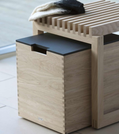 Holzbank mit Stauraum und Ablagefläche, modernes Design für Flur oder Wohnbereich. Natürliches Eichenholz.