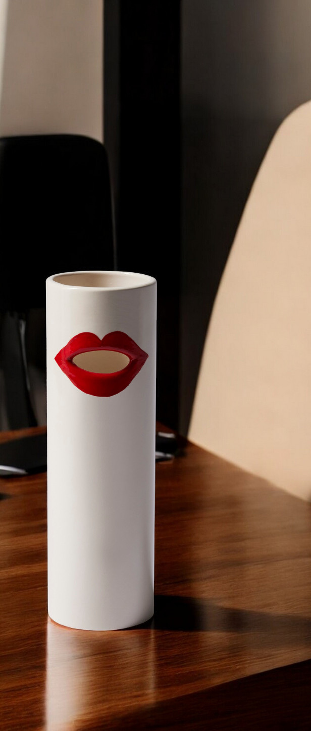 Weiße Cassina Vase "Bocca" mit rotem Lippen-Design auf einem Holztisch, modernes Wohnaccessoire.