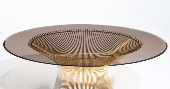Platner Tisch von Knoll International mit rauchglasfarbener Tischplatte und filigranem, goldenem Drahtgestell.
