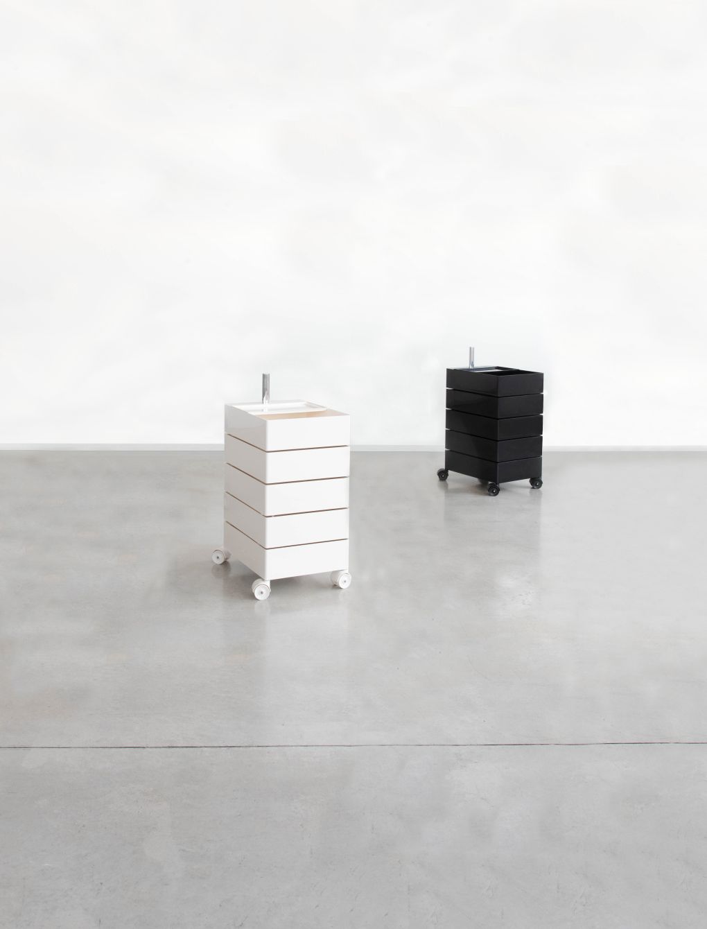 Weißer und schwarzer 360° Container von Magis mit Schubladen und Rollen für Büro oder Zuhause.