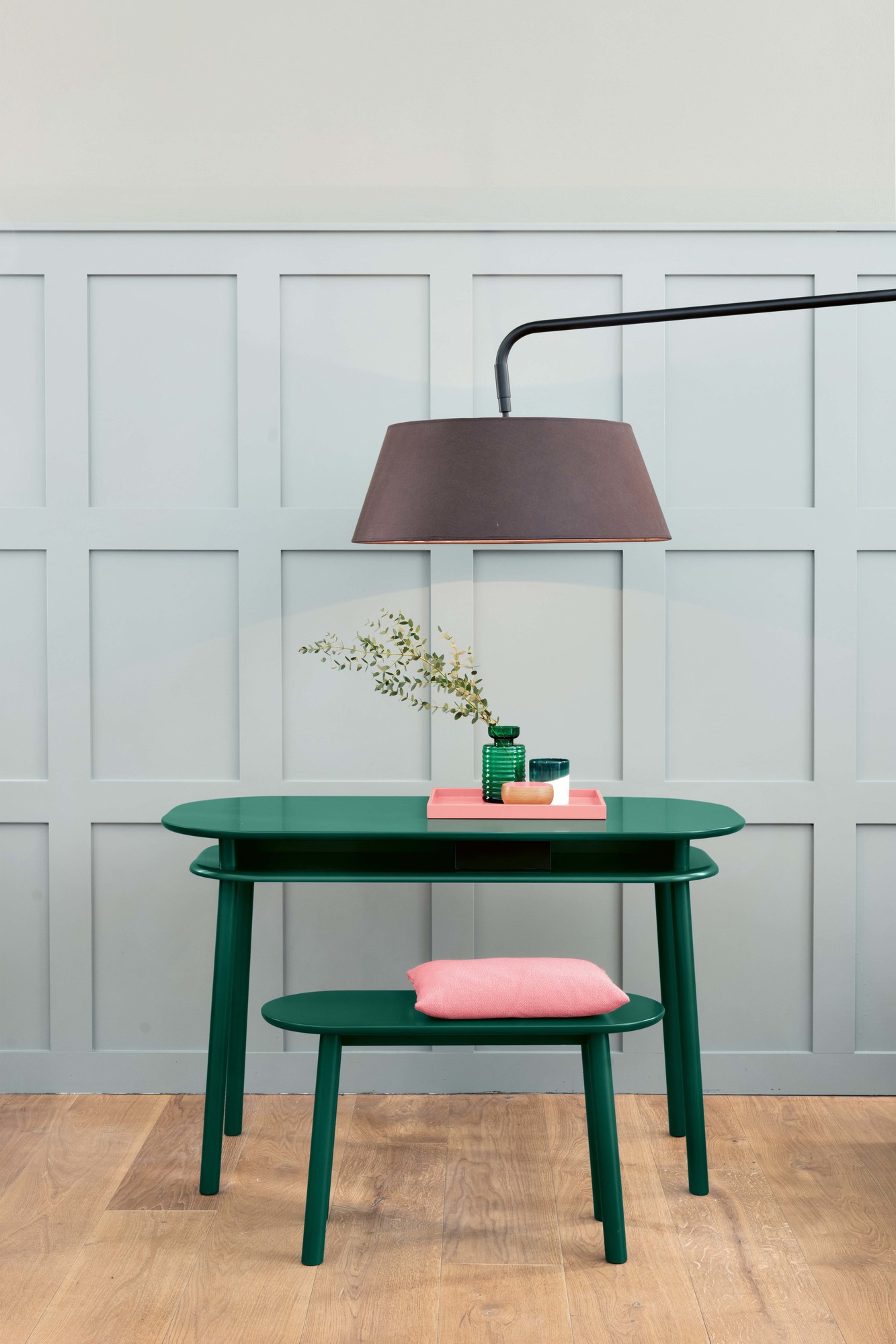 Bureau Schreibtisch von Schönbuch, grüner Design Schreibtisch mit Ablage und Hocker, moderne Büromöbel für stilvolles Arbeiten.