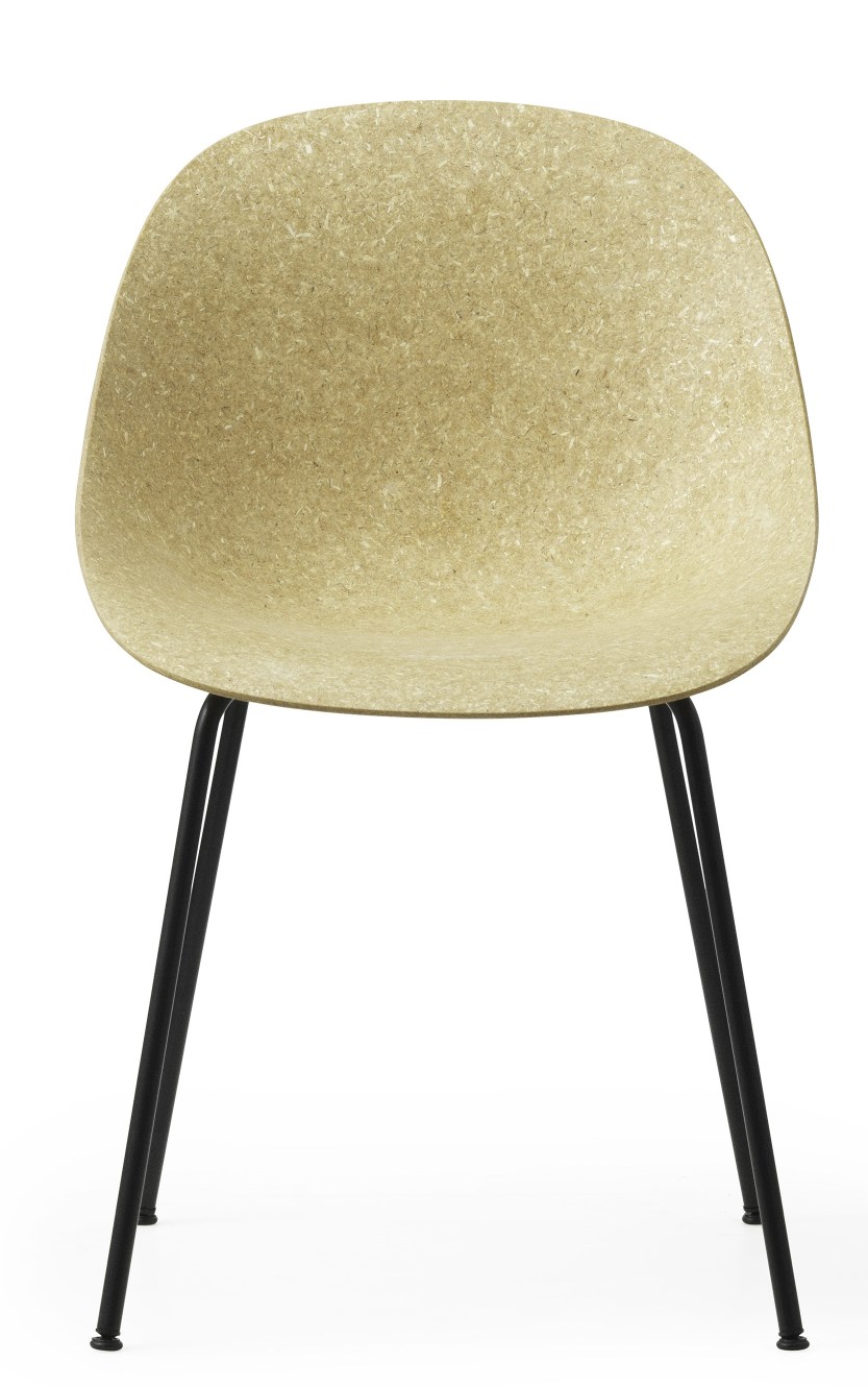 Normann Copenhagen Mat Chair Steel Stuhl mit Sitzschale aus Holz und schwarzem Stahlgestell.