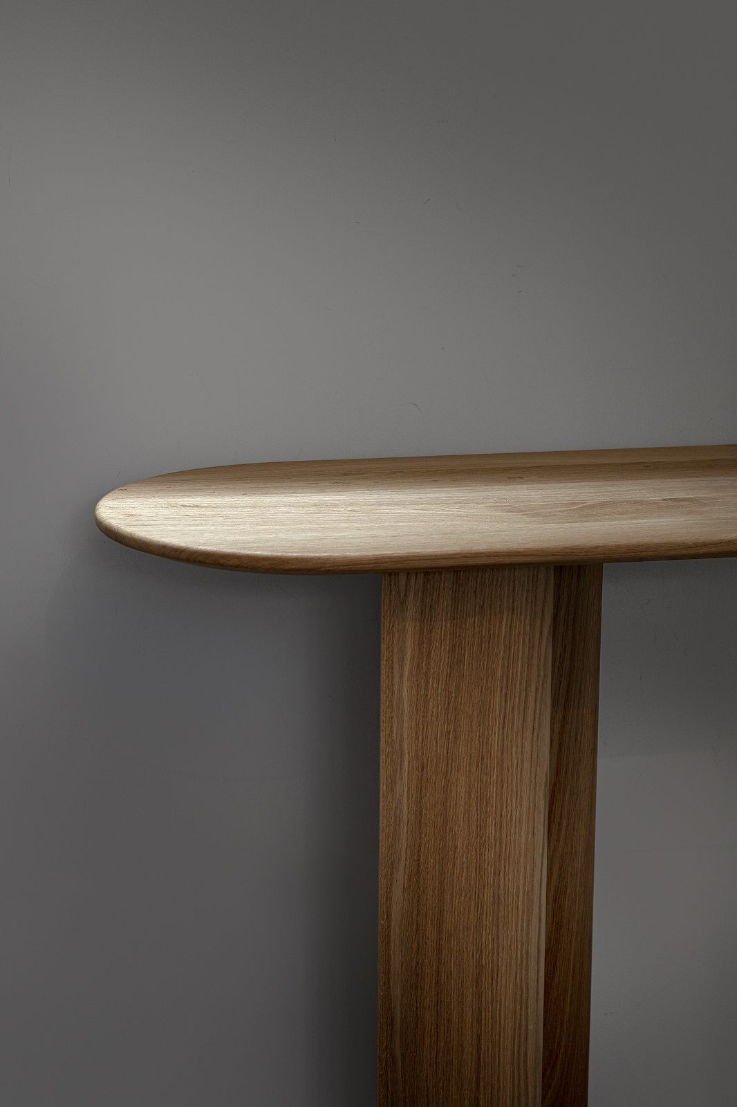 Detailaufnahme des Curtain Console Konsoltisches aus Nussbaumholz, modernes Möbeldesign.