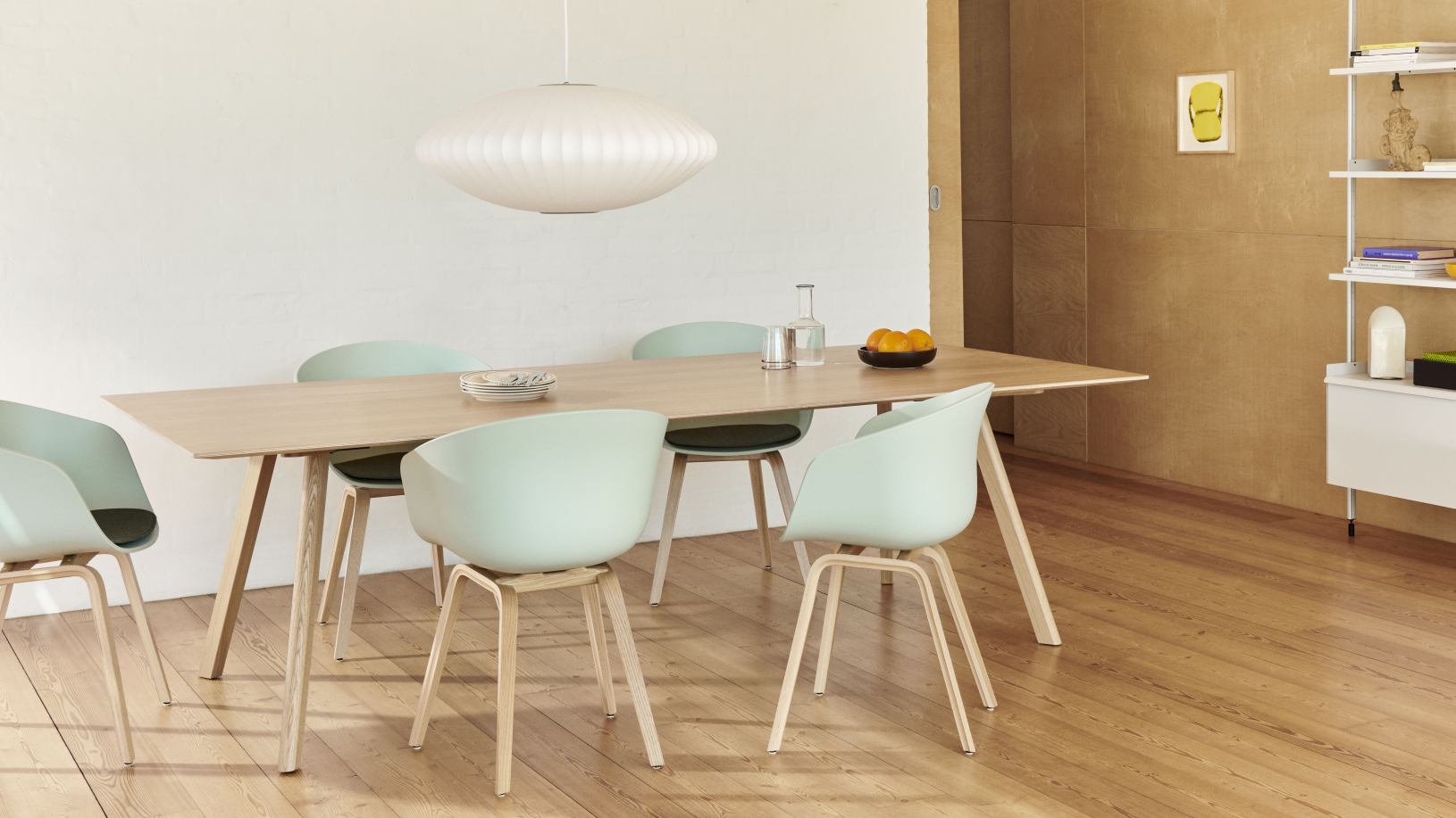 Esstisch mit vier About A Chair AAC22 Stühlen in White 2.0 und Eiche-Gestell.