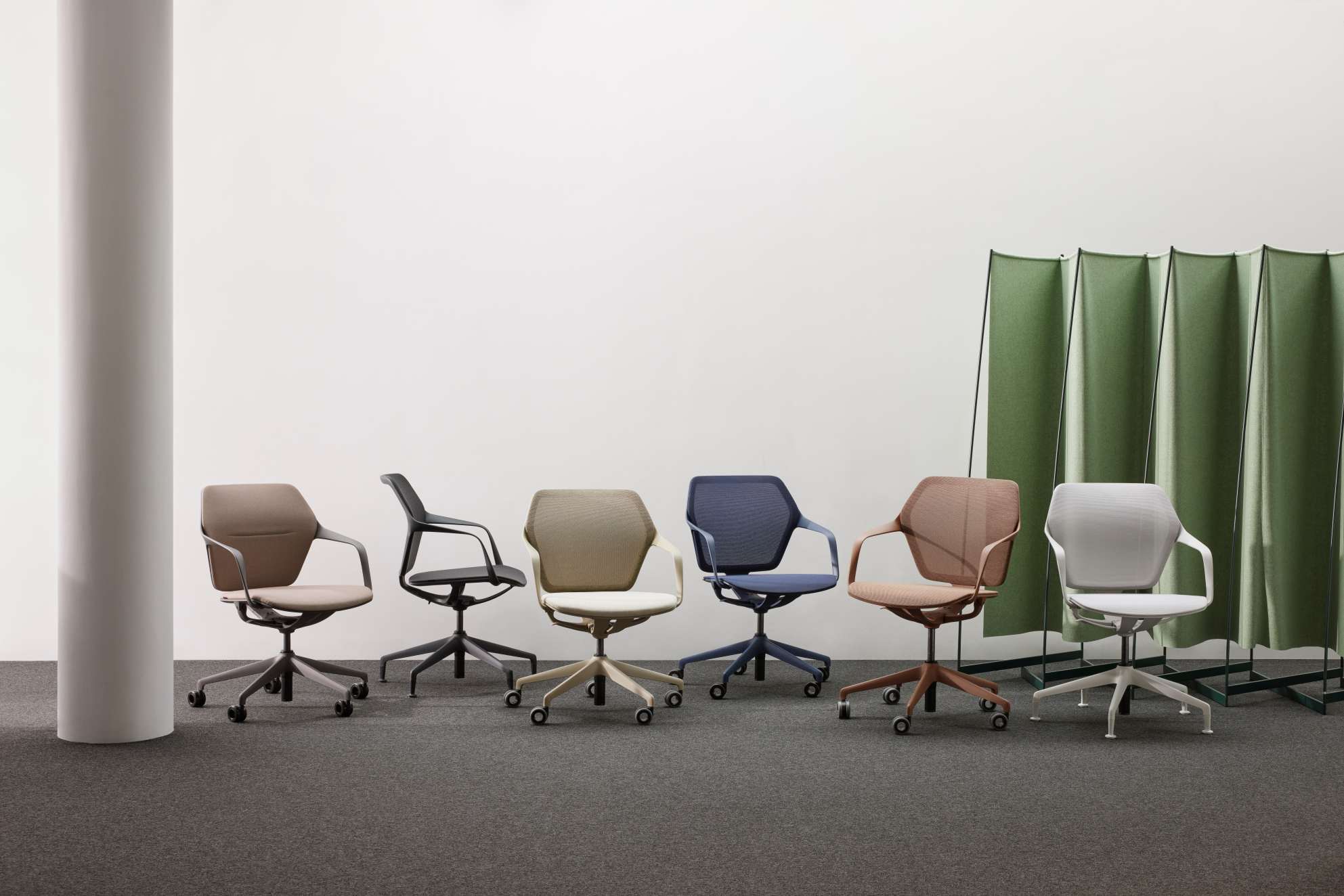 Brunner Ray Work Drehstühle in verschiedenen Farben, ergonomische Bürostühle mit Armlehnen und Rollen.