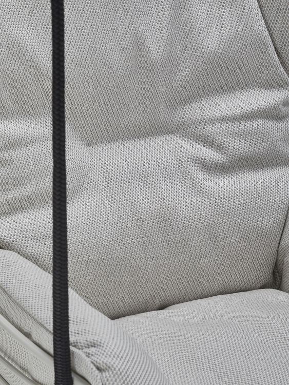Detailaufnahme des hellgrauen Leyasol Lounge Chair Outdoor Stuhls von Freifrau Manufaktur, der Komfort und Stil für den Außenbereich vereint.