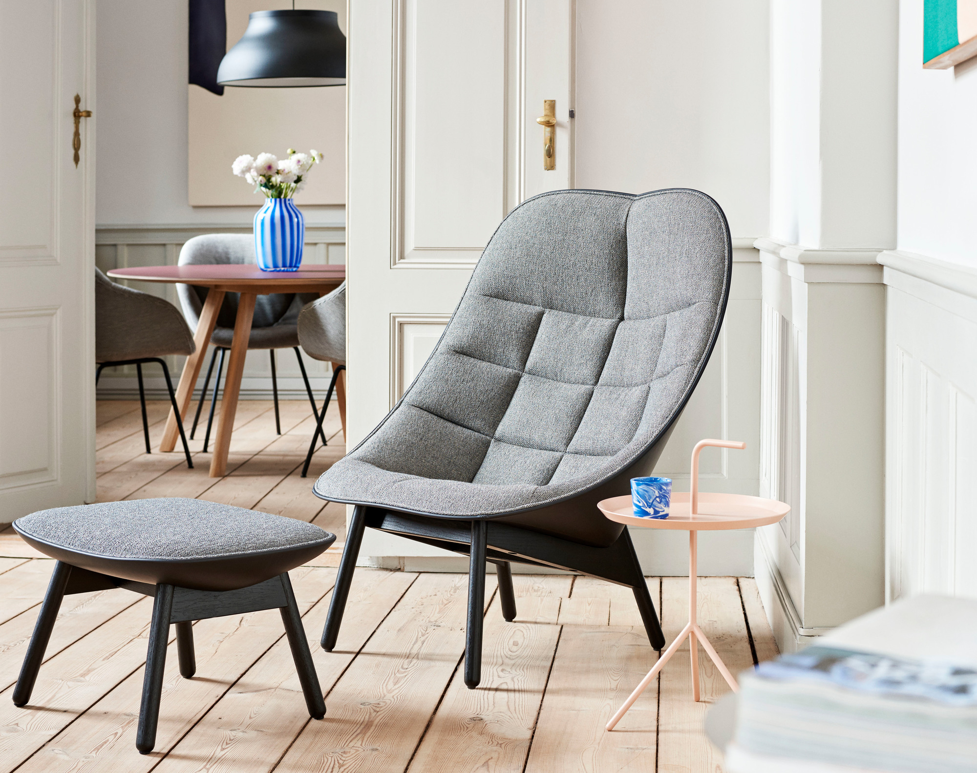 Grauer Uchiwa Quilt Sessel von Hay mit Fußhocker und Beistelltisch in modernem Wohnzimmer Ambiente.