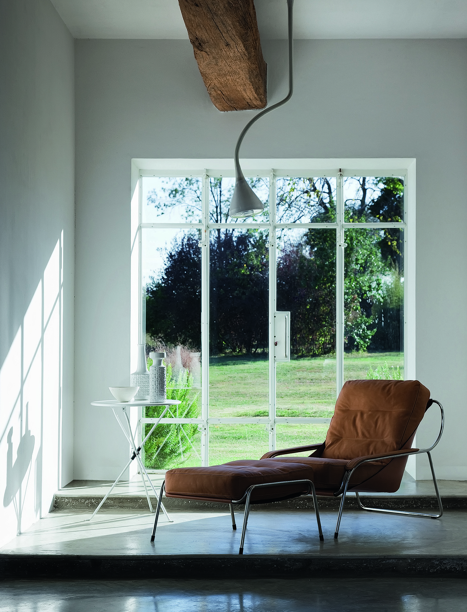 Maggiolina Sessel mit Hocker von Zanotta, braunes Leder, Chromgestell, modernes Design für Wohnzimmer.