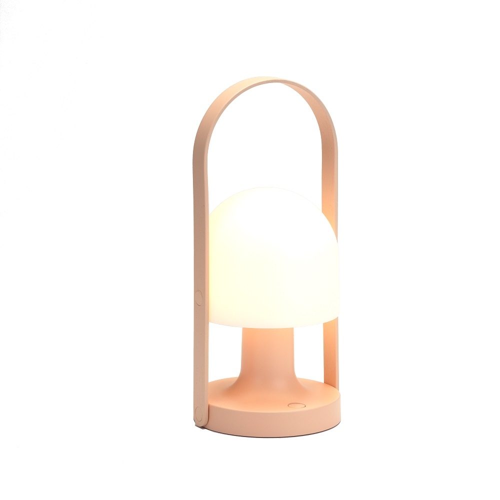 FollowMe Color LED Akkuleuchte von Marset in Pink: Moderne, tragbare Tischleuchte mit Griff.