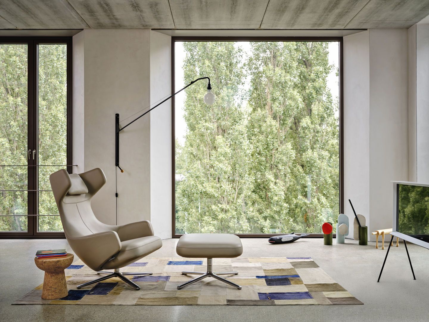 Fauteuil et repose-pieds Grand Repos combinaison préférée Vitra Cosy Kieselstein 40 cm