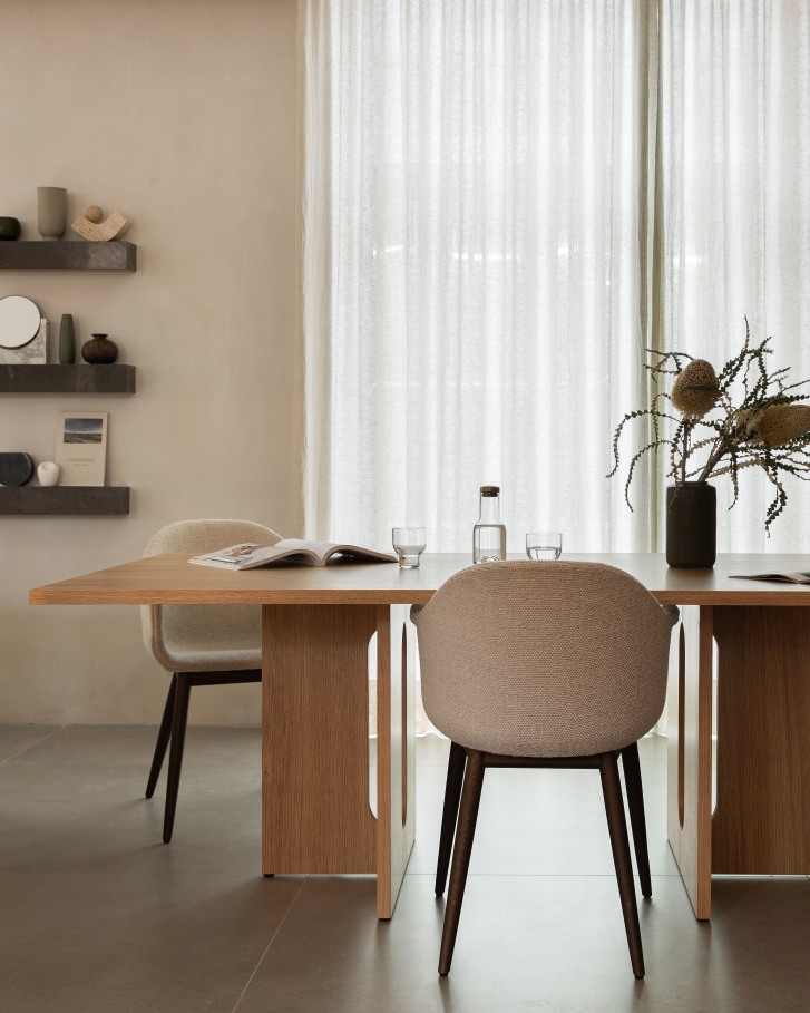 Androgyne Esstisch Audo, 210x110 cm, aus hellem Holz mit Stühlen in minimalistischem Esszimmer.