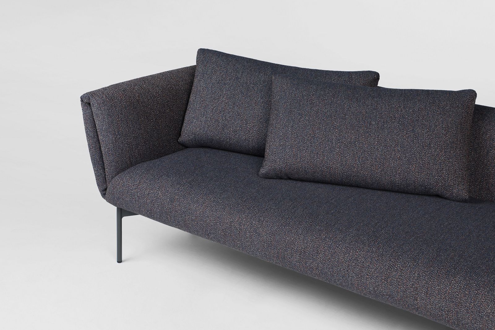 Detailaufnahme des Prostoria Impression Sofas in Dunkelblau mit zwei Kissen. Modernes modulares Sofa.