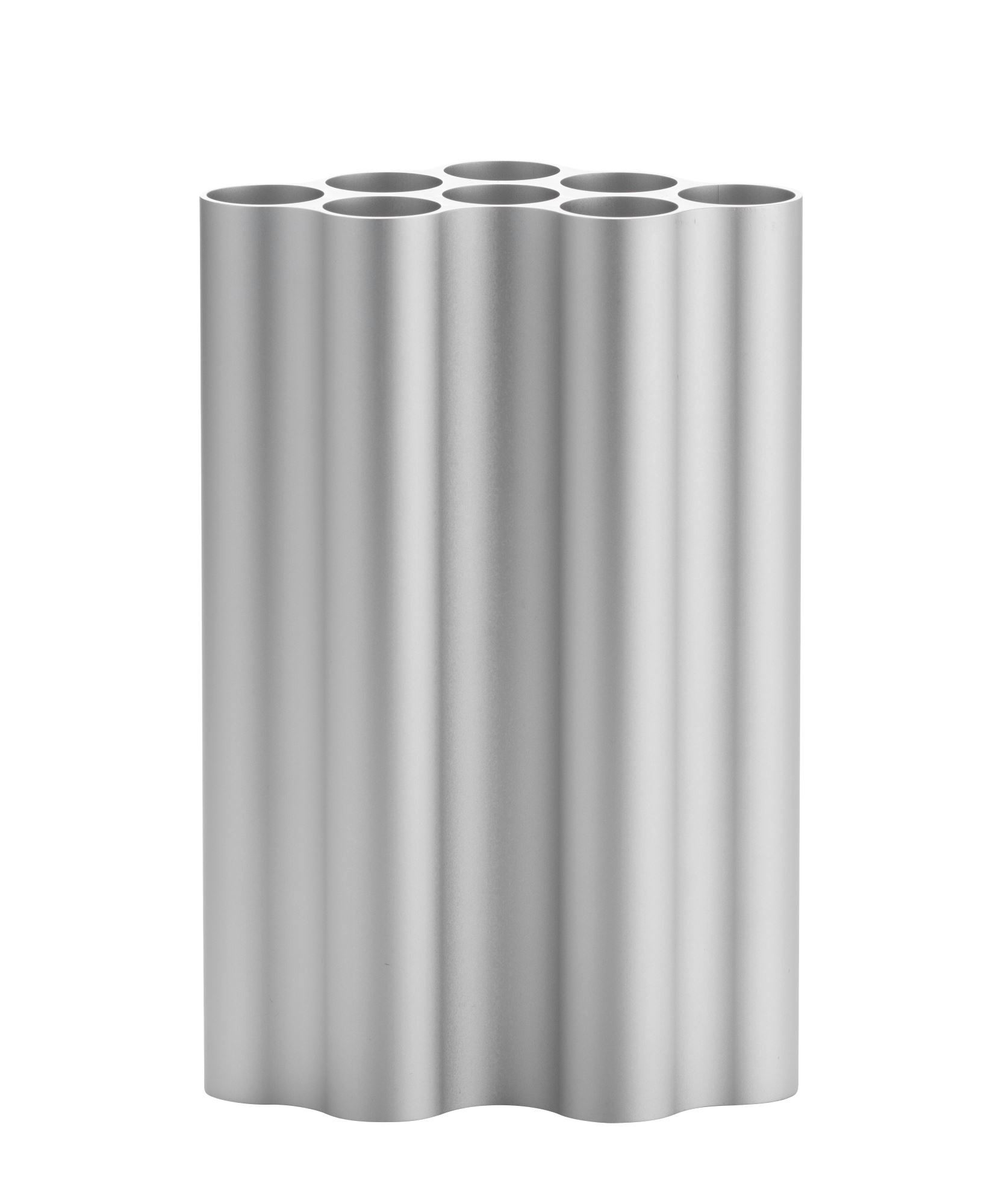 Nahaufnahme der silbernen Nuage Vase von Vitra, modernes Design für Blumenarrangements.