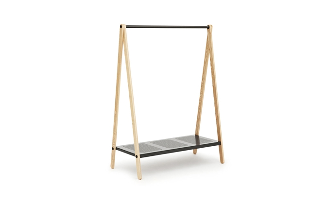Toj Kleiderständer von Normann Copenhagen aus hellem Holz mit schwarzer Stange und Ablage.