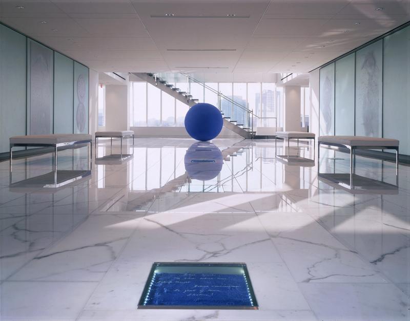 Helle Lobby mit Florence Bank Bänken von Knoll International, blauer Kugel und Kunstinstallation im Boden.