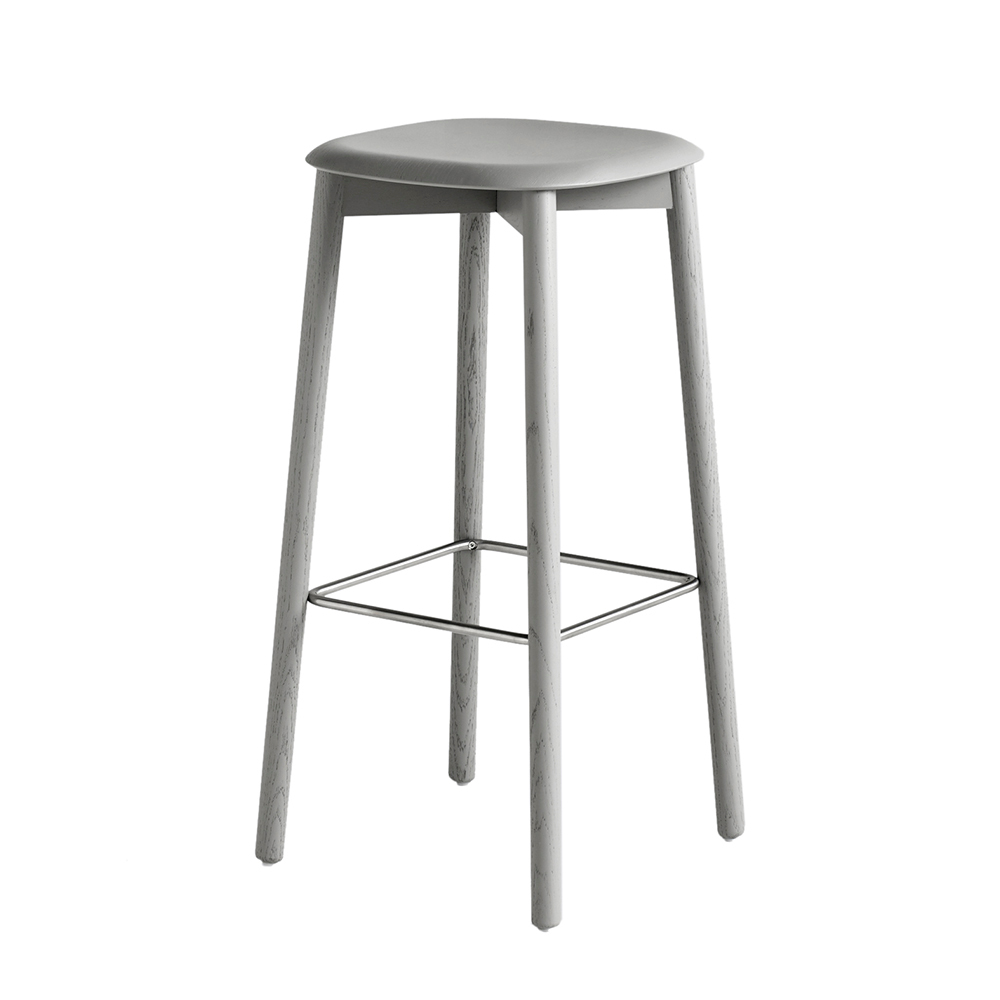 Soft Edge Barhocker von Hay in Grau: Moderner, hoher Hocker aus Holz mit Fußstütze.
