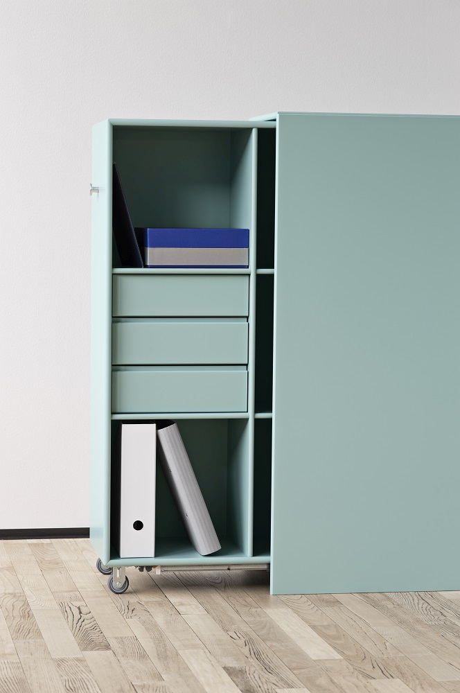 Helles Montana Cargo Modul 80 Schrank-System mit Schubladen, Regalen und Schiebetür, ideal für Büro und Wohnzimmer.