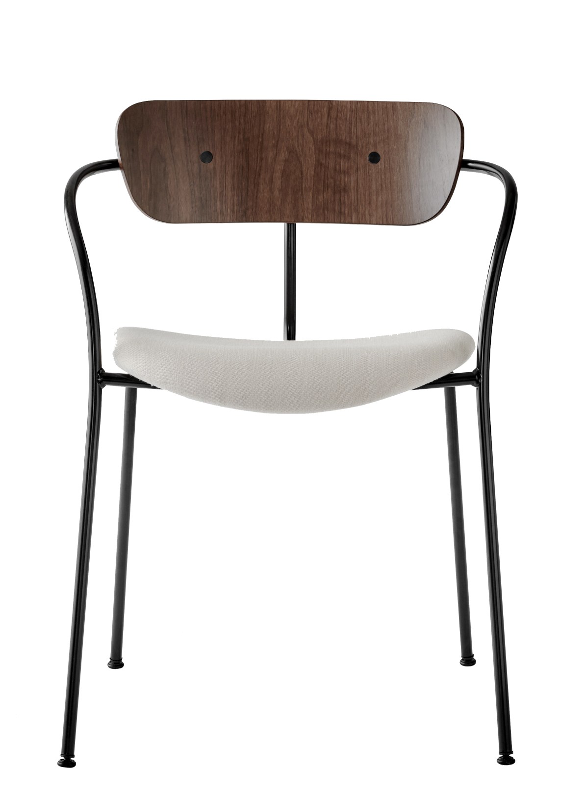Pavilion AV4 Armchair von AndTradition: Armlehnenstuhl mit Holzlehne und Sitzpolster, schwarzes Metallgestell.