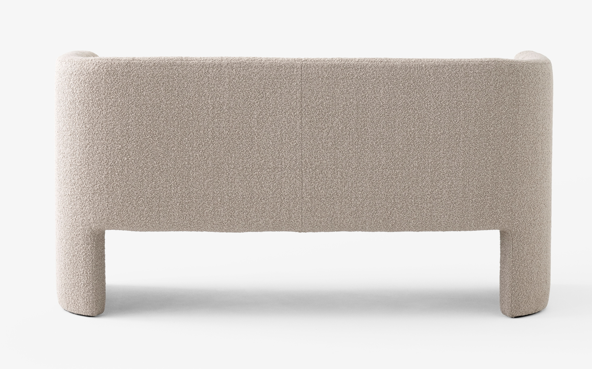 Nahaufnahme des Loafer Sofas von AndTradition, ein beiges 2-Sitzer Sofa mit Bouclé-Bezug.