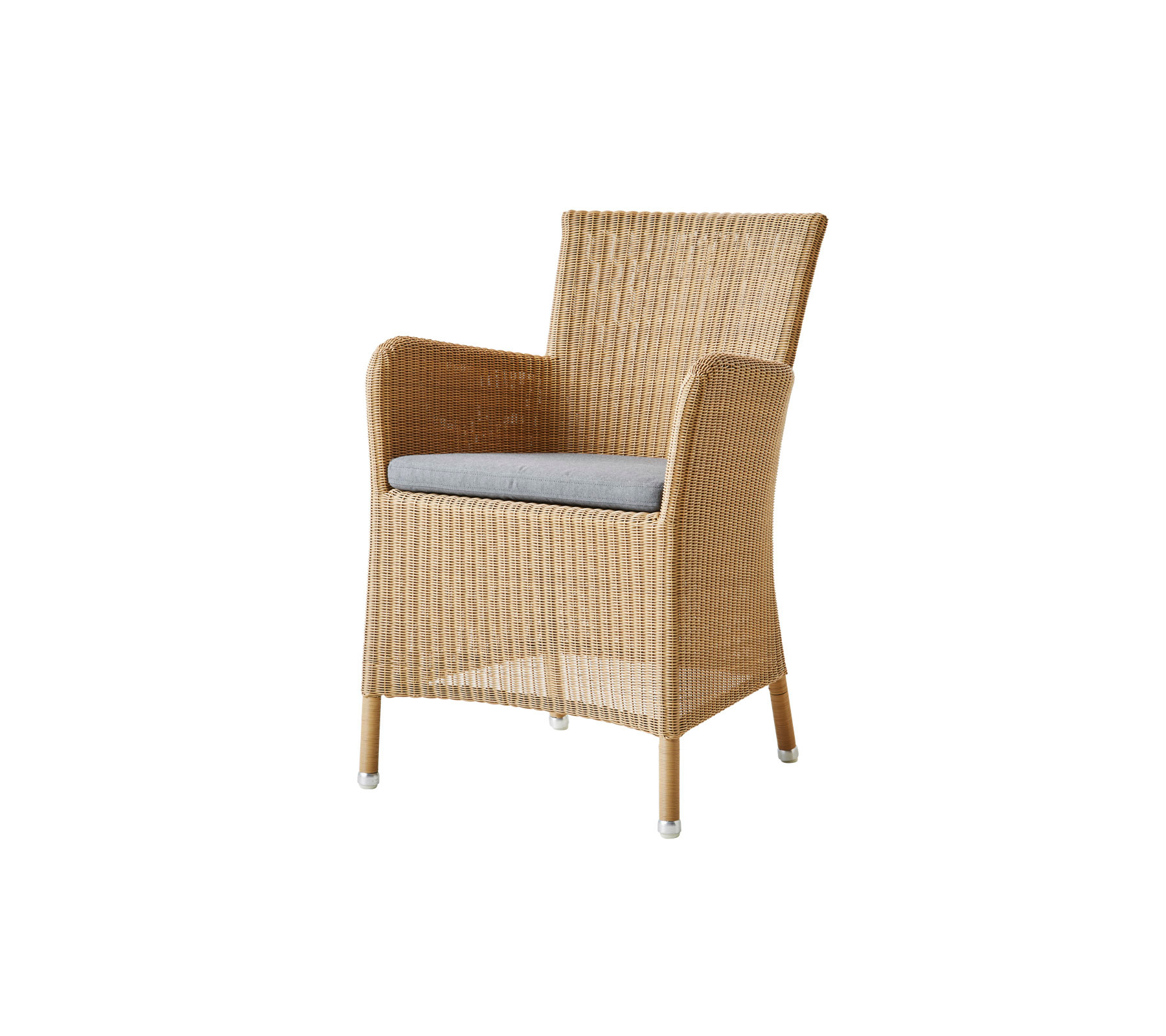 Heller Cane-Line Sessel aus Rattan mit Armlehne und grauem Sitzkissen. Gartenmöbel für Terrasse.