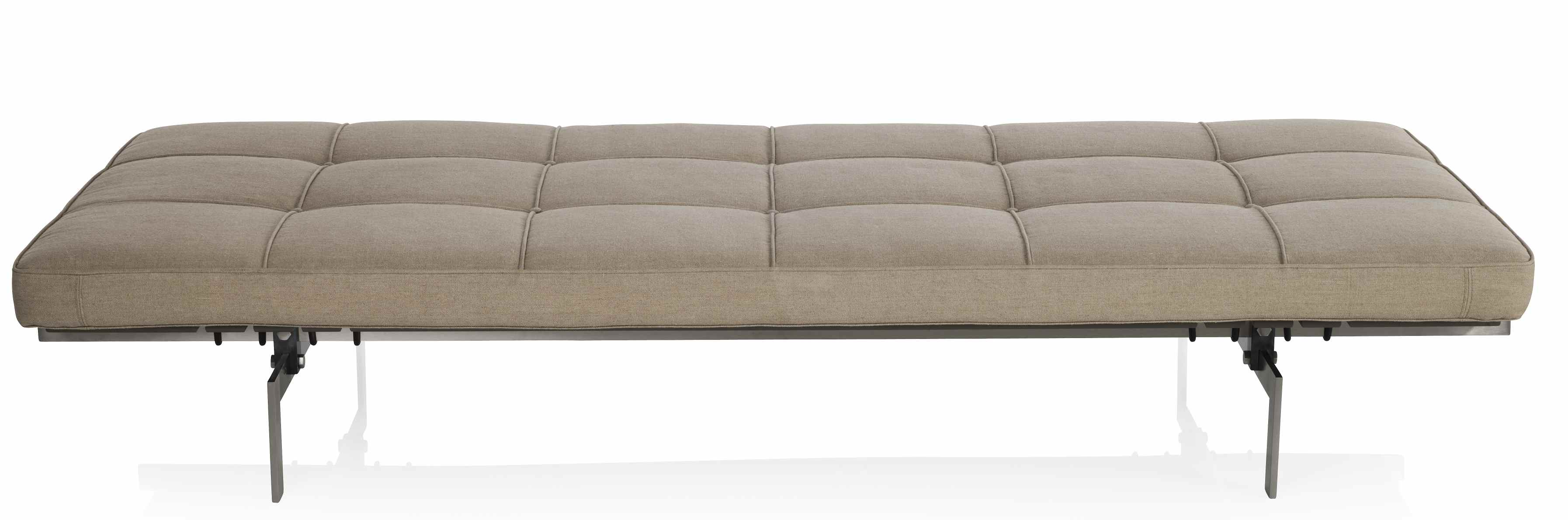 PK80 Liege von Fritz Hansen mit beigem Stoffbezug und Metallgestell, modernes Designmöbel für Wohnzimmer.
