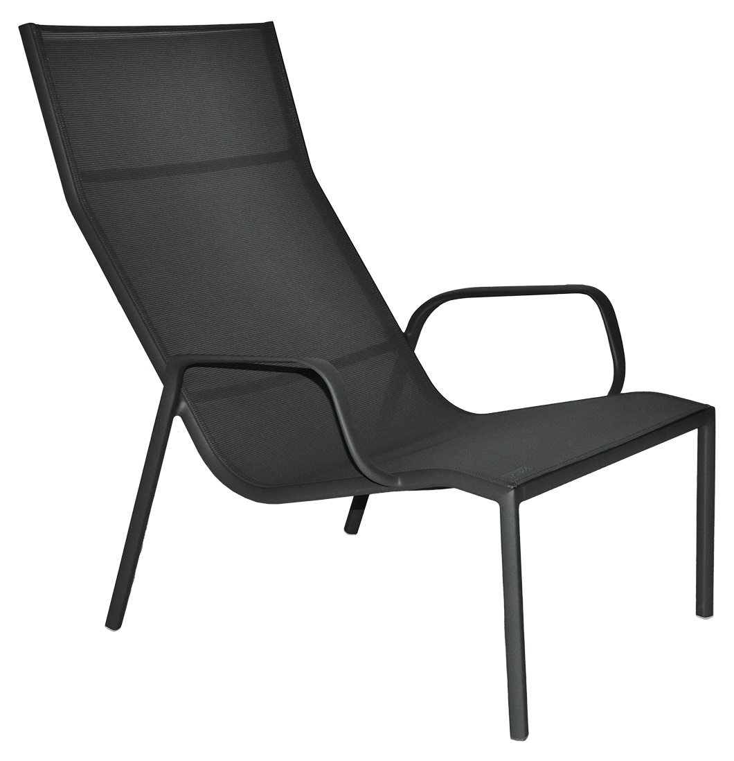 Schwarzer Cadiz Lounge Sessel von Fermob für den Außenbereich, modernes Design mit Armlehnen.