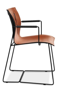 Cuoio Stuhl von Walter Knoll, Seitenansicht: Lederbezug in Braun, schwarzes Metallgestell und Armlehnen.